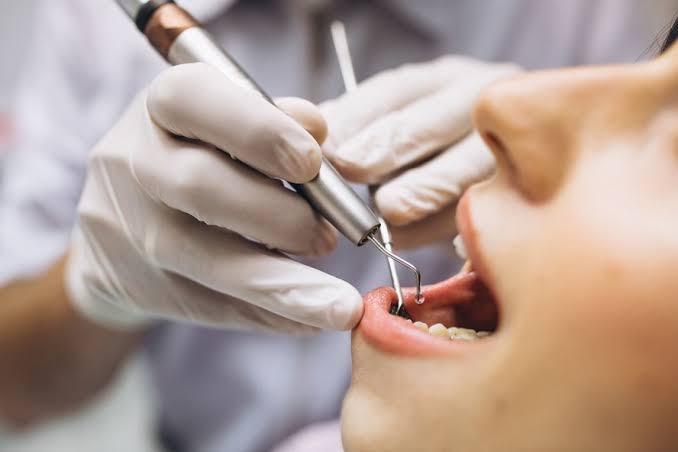 Dentista atendendo um paciente durante um procedimento